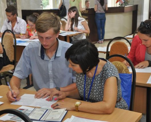  Sute de tineri interesați de a face studii în medicină și farmacie